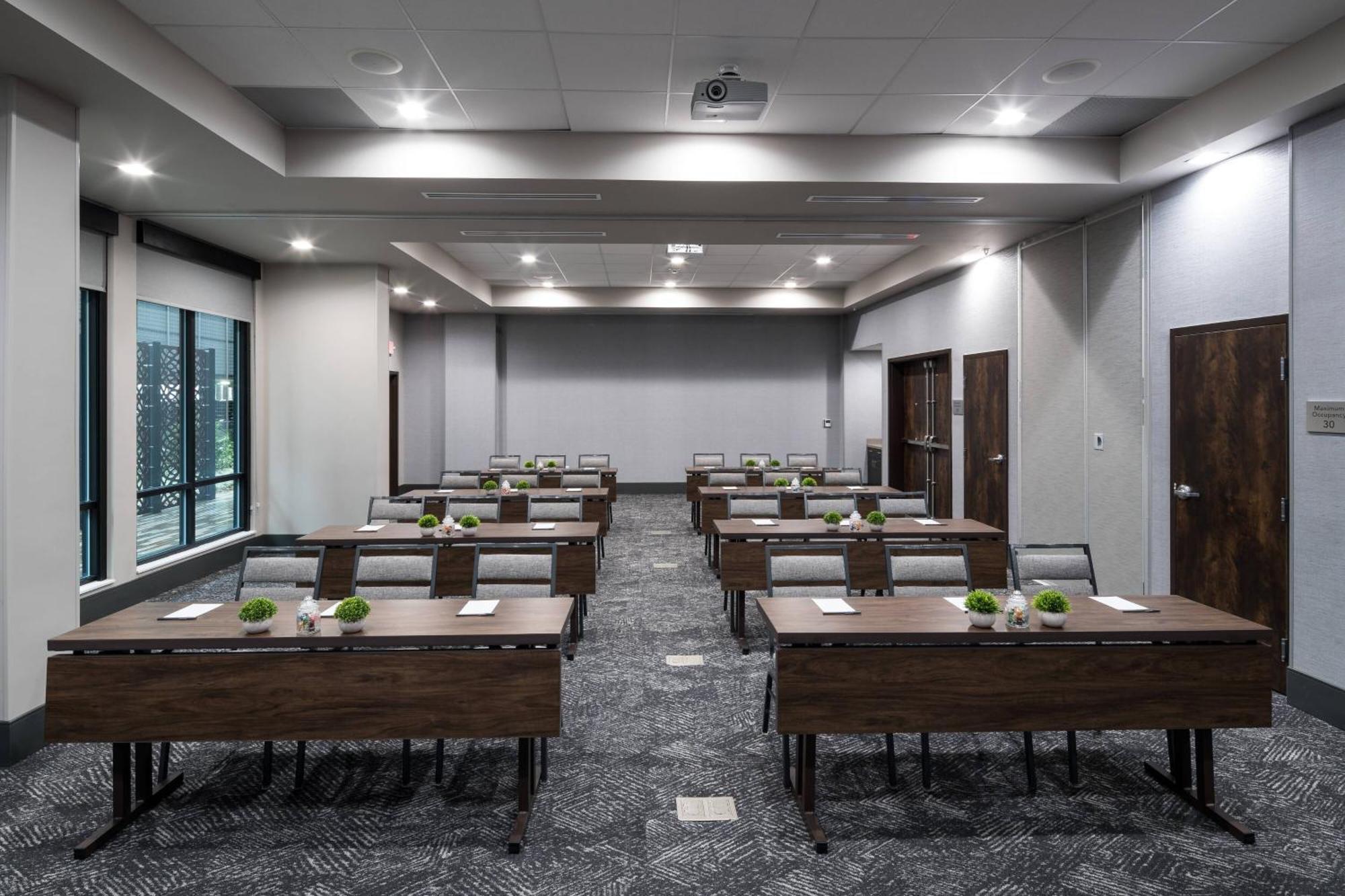 Courtyard By Marriott Houston Heights/I-10 Hotel Exterior photo