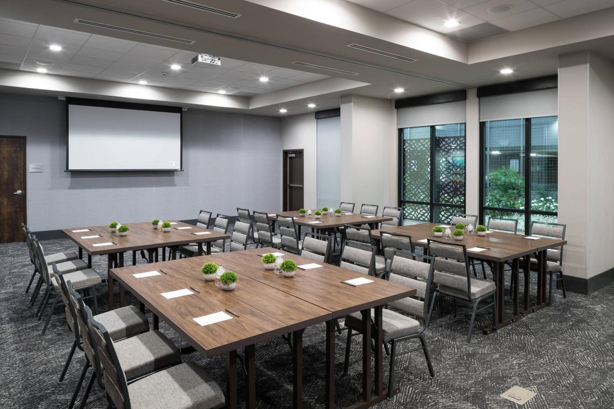 Courtyard By Marriott Houston Heights/I-10 Hotel Exterior photo